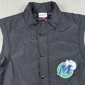 Mitchell & Ness Men's Large Dallas Mavericks Black Full Zip Snap Puffer Vest NBA